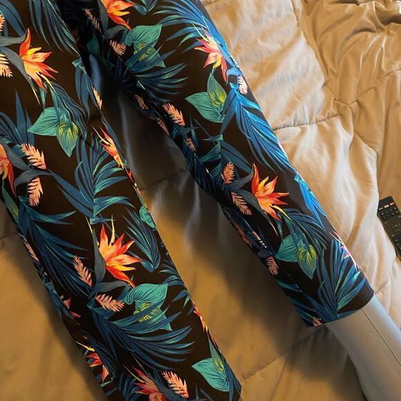 Gorgeous Tropical Capri Pants NWT - Picture 2 of 6